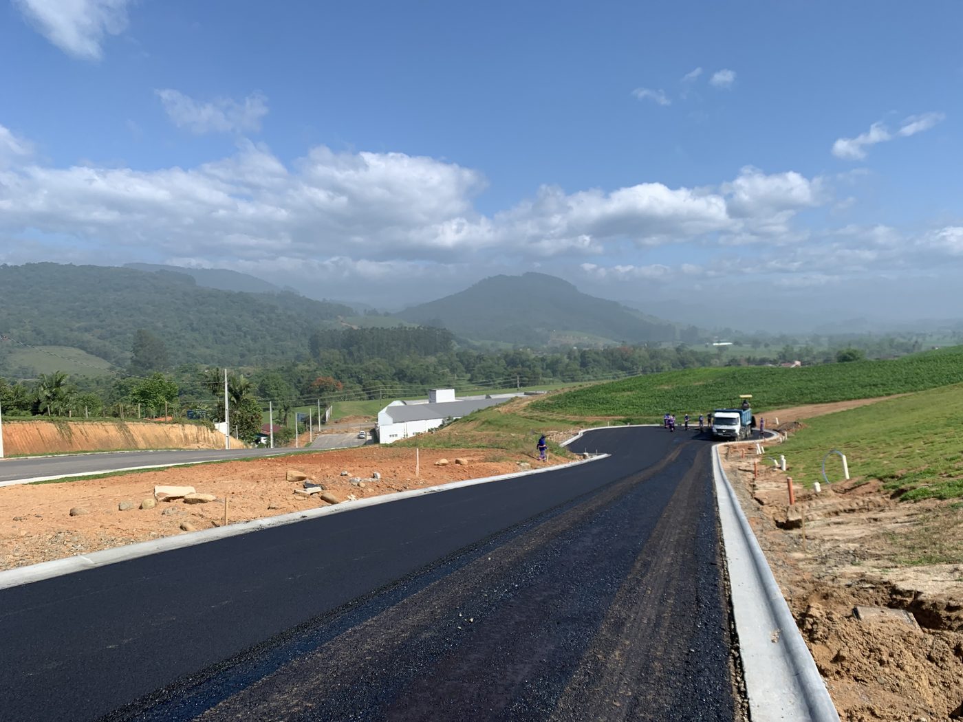Via de loteamento com pavimentação asfáltica e meio-fio de concreto executada pela BCL Infraestrutura