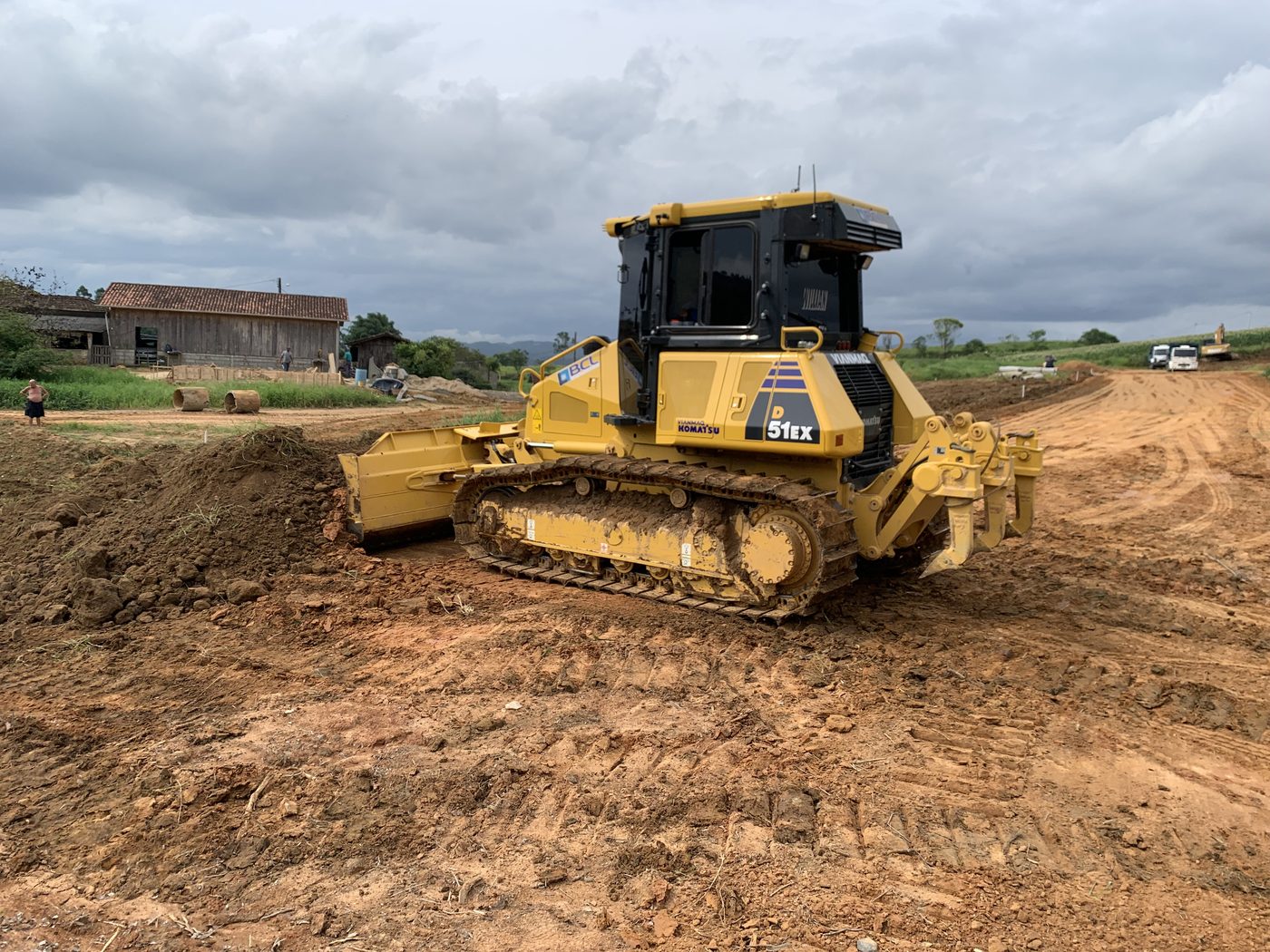 Trator de esteira da BCL Infraestrutura em serviço de terraplenagem e regularização de terreno